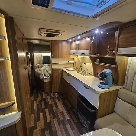אתר קמפינג Caravane En Fixe *